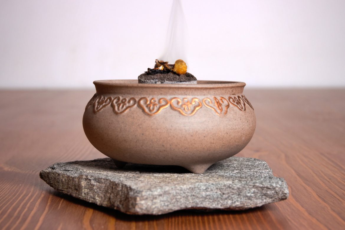 Verwandle dein Zuhause in einen Wohlfühlort – Räuchern mit Duftgedicht